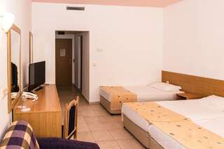 Отель Hotel Aurora - Все включено Святые Константин и Елена Двухместный номер с 1 кроватью или 2 отдельными кроватями (для 2 взрослых и 1 ребенка)-4