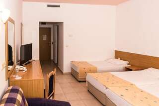 Отель Hotel Aurora - Все включено Святые Константин и Елена Двухместный номер с 1 кроватью или 2 отдельными кроватями (для 2 взрослых и 1 ребенка)-13